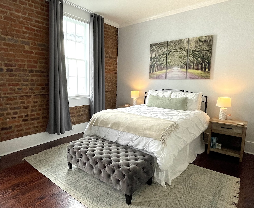 Bee on Broughton - Historic Downtown