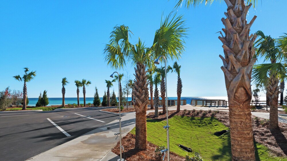 Sleep up to 28 - 2 Homes Side by Side - Close to Beach & Community Pool!