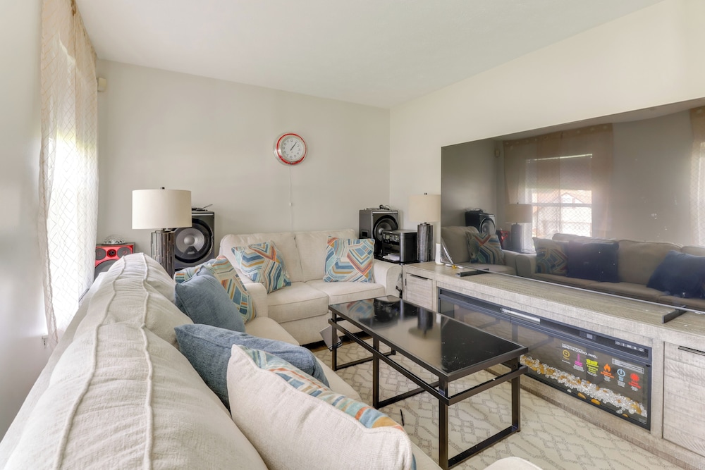 Spacious Home < 3 Mi to Hampton Coliseum!