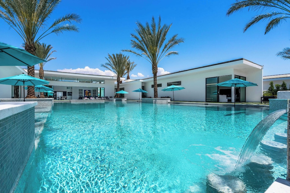 Sleeps 26 Pool, Hot Tub, Pickleball & Putting Green Bravo Villa #12 by Avantstay