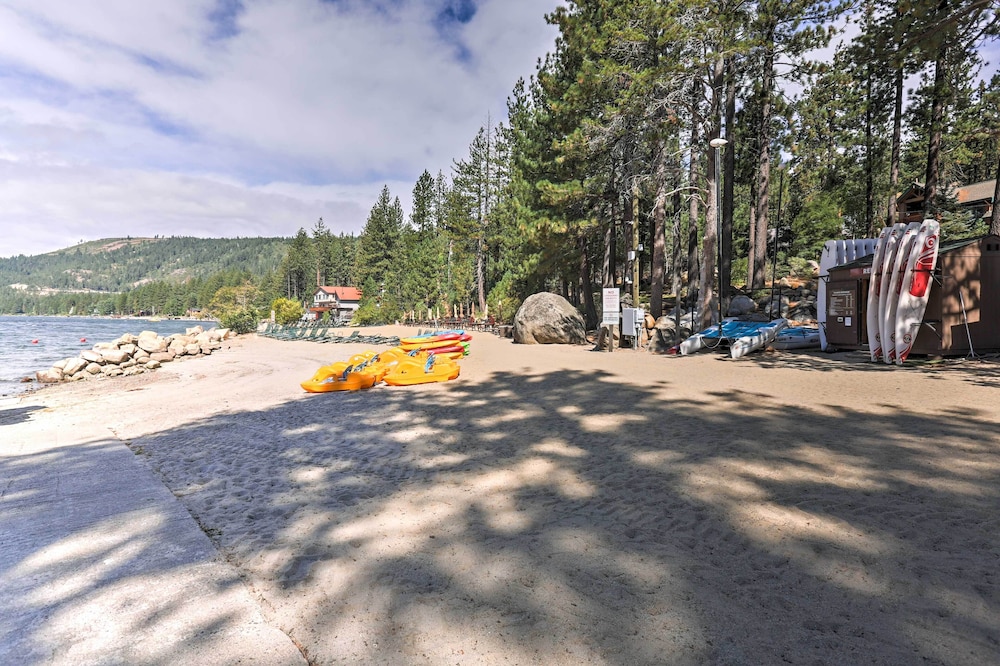 Cabin < 2 Mi to Tahoe Donner Downhill Ski Resort view 4