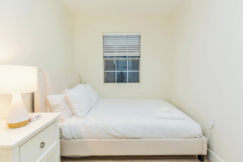 Not Affected by the Fire/elegant Pasadena Retreat Prime Comfort Awaits