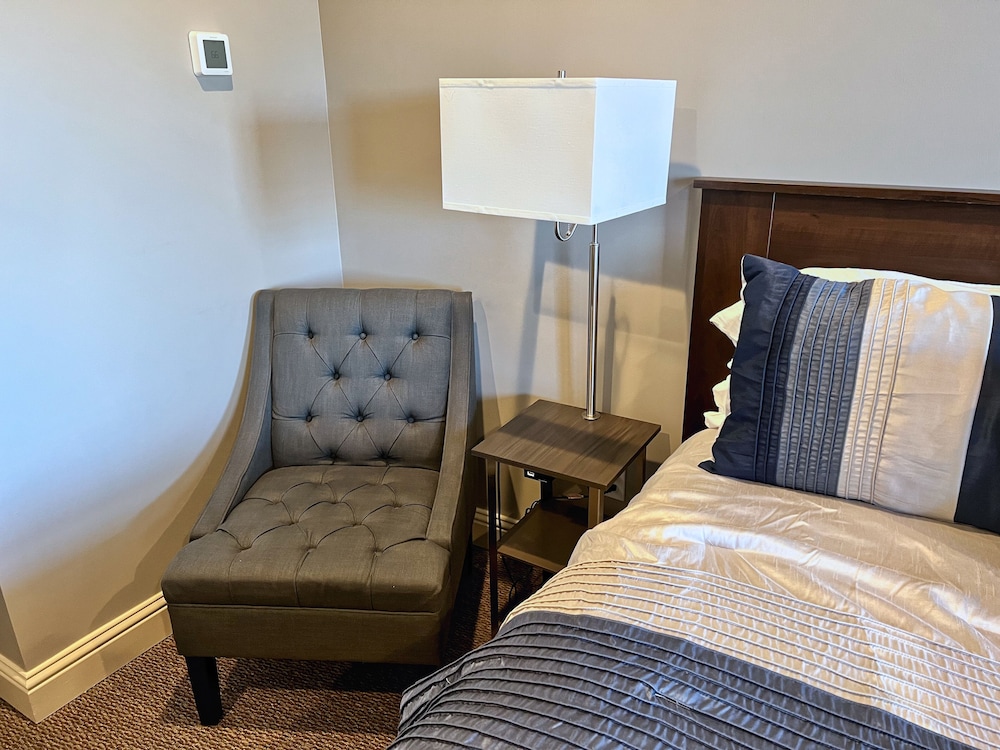 The Inn at Elijah McLeans view 4