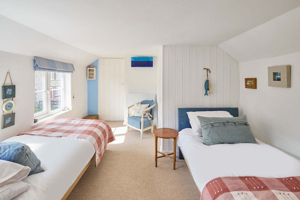 Host Stay Pebble Cottage