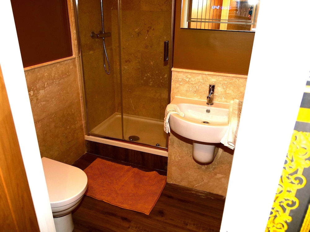 Rotherham Vacations - Sexy Luxurious Versace Apartment Near Sheffield - Property Image 14
