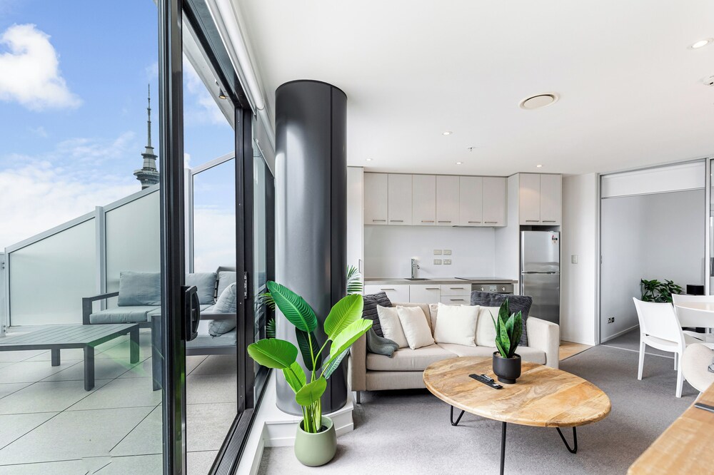 Pool, Gym & Modern 2BR Sky Tower View Zodiak Stays
