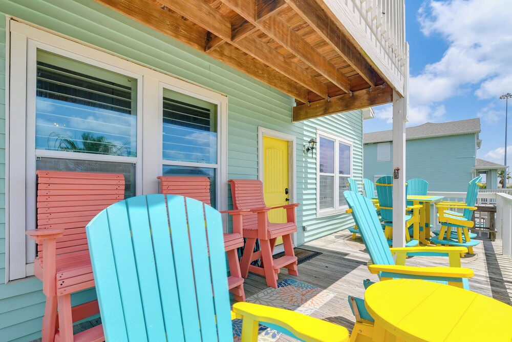 Boat Slip + Decks: Waterfront Gem Near Galveston!