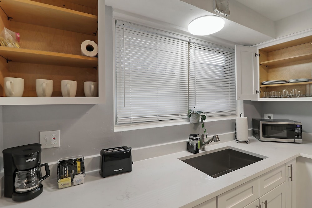 Cozy 1BR Apt Near Shops - Kimball C2