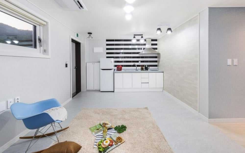 White Black Pension in Geoje Island view 3