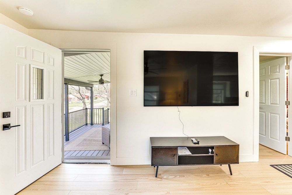 3 Mi to Dtwn: Quiet Youngstown Apt w/ Deck!