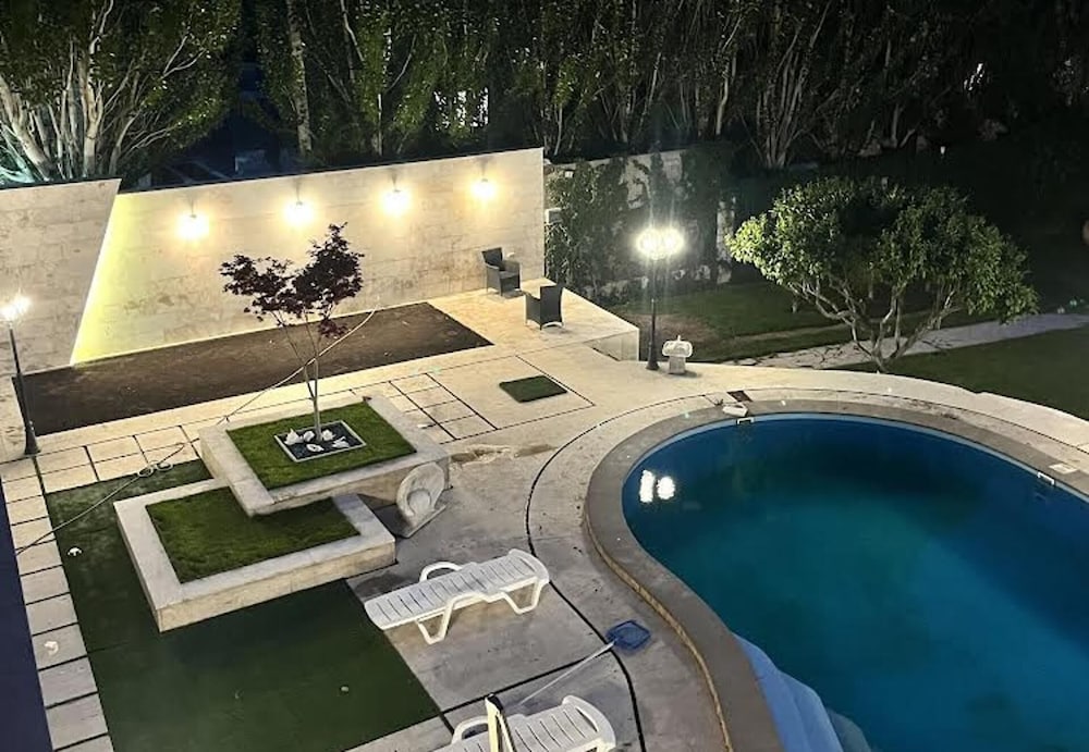 4 Bed Villa Estate Sleeps 7 - Pool, Garden, Sauna