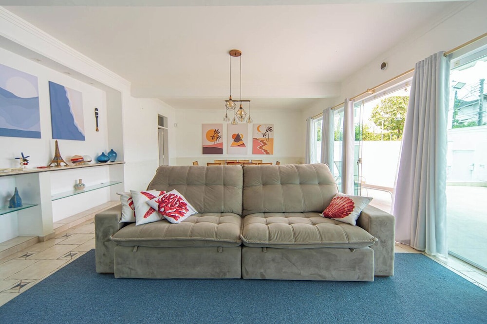 Casa Pet Friendly com 3 su tes a 200m da Praia