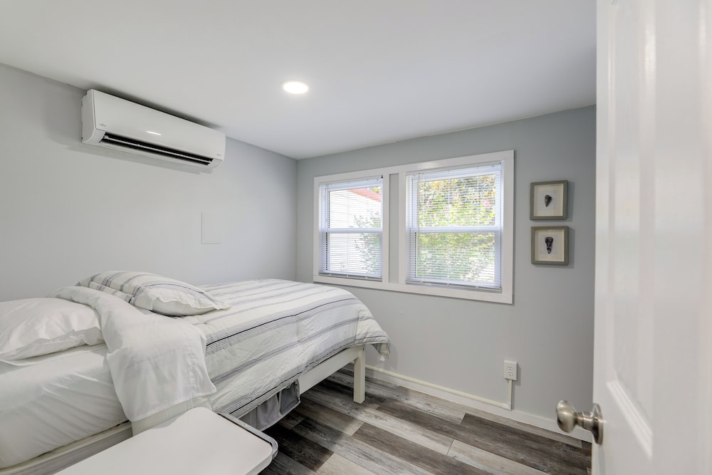 12 Mi to Dtwn Lewes & Beach: Delaware Home w/ Deck