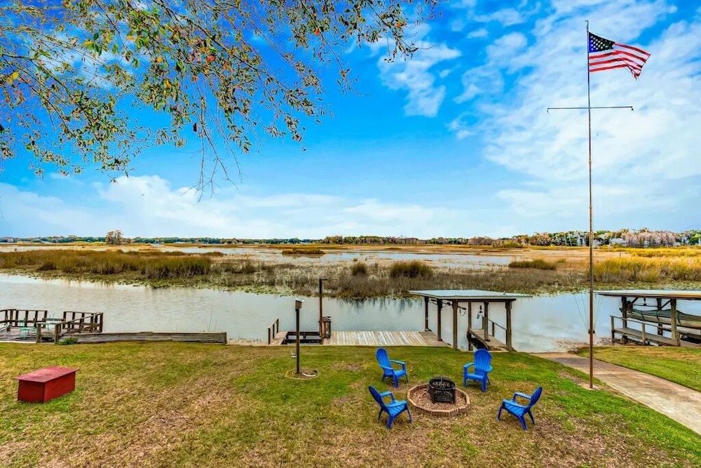 Lake Side Retreat
