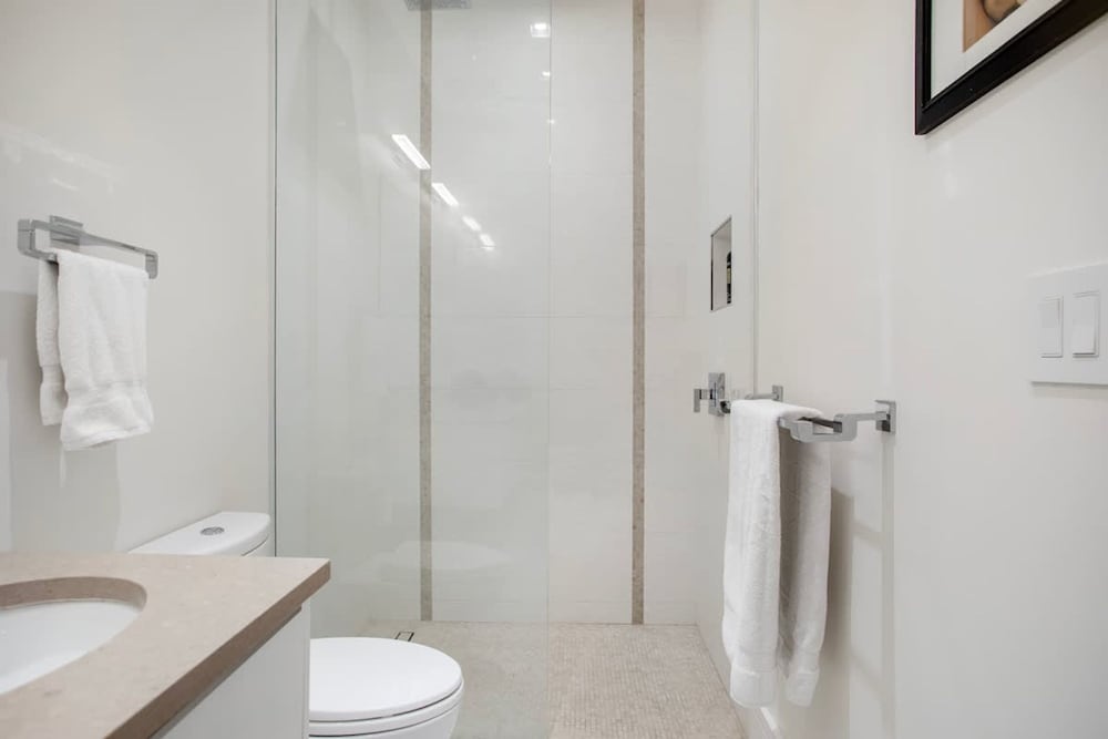 4 Bedroom Cable Beach Condo With Balcony