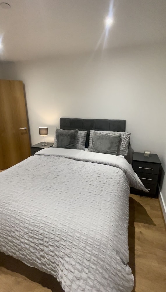 Spacious 2-bed Apartment in Whyteleafe view 2