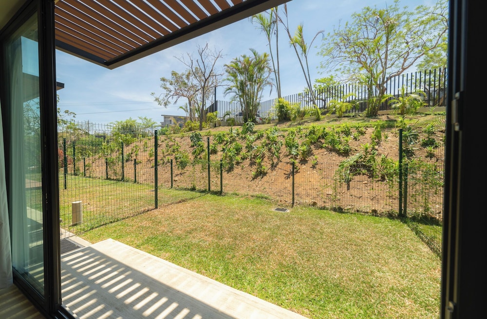 BEE Suites San José - Santa Ana