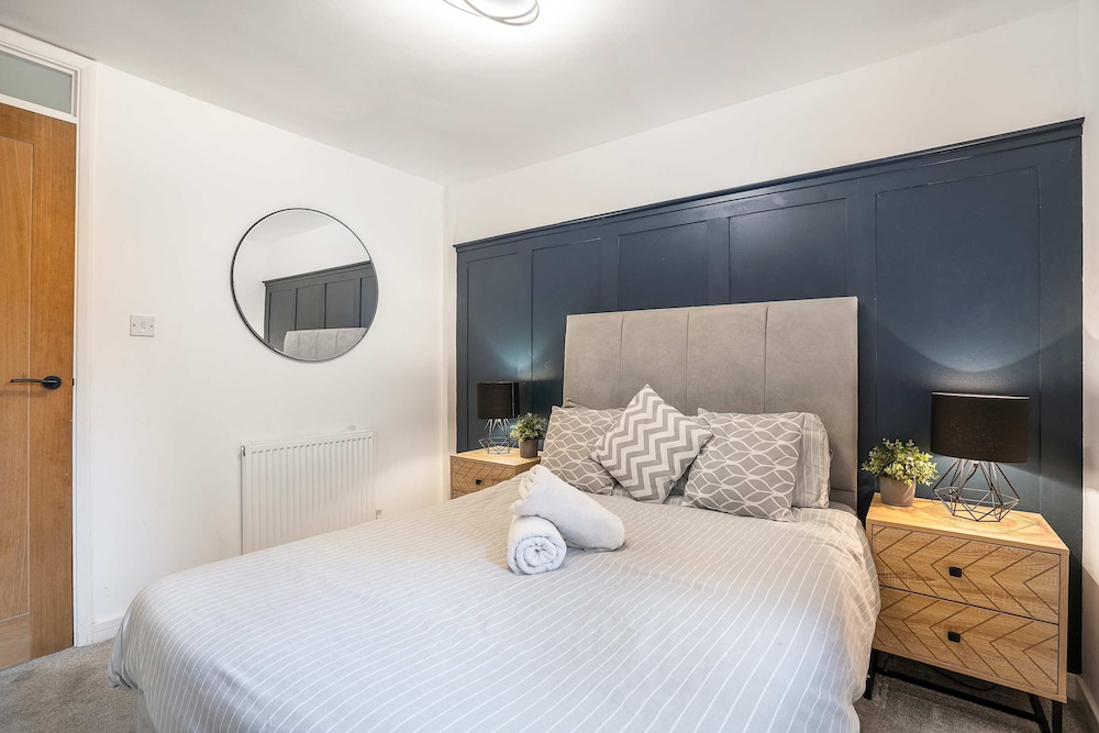 Modern 2bed Apartment-free Parking
