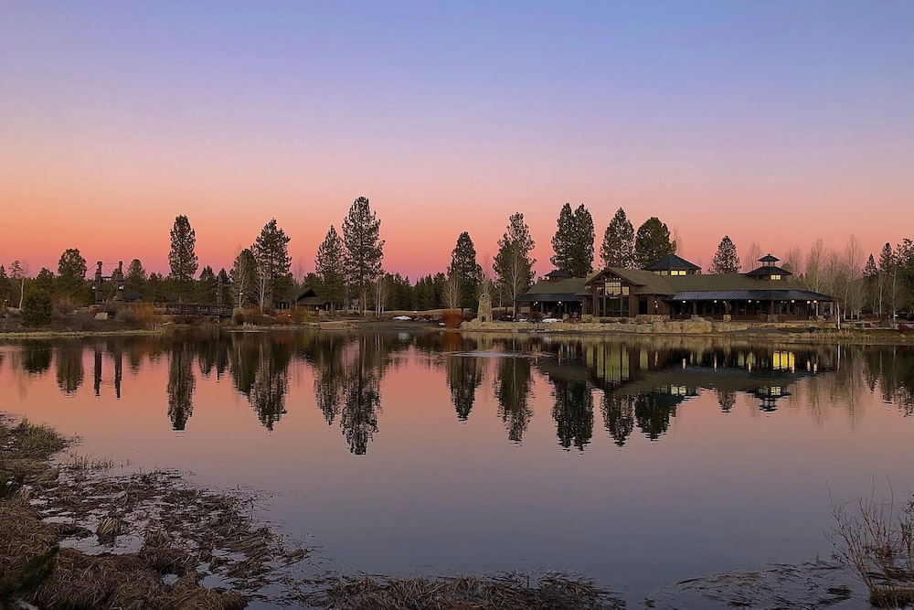 Klamath by Avantstay Gorgeous Mountain Home w Fire Pit Spa Lake Views