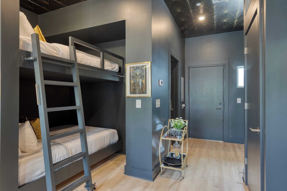 Sleeps 16 2 Homes Next Door + Walk to Dining & Music Lischey Loft & The Bloom House by Avantstay