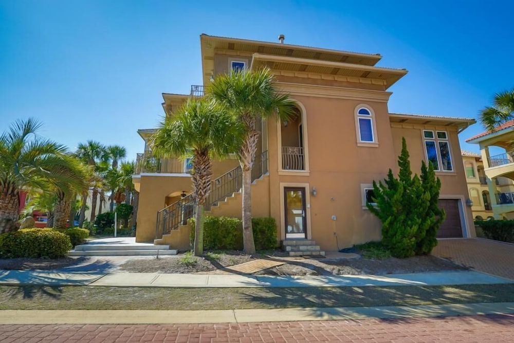 Casa Divina 5 Bedroom Holiday Home by Five Star Properties