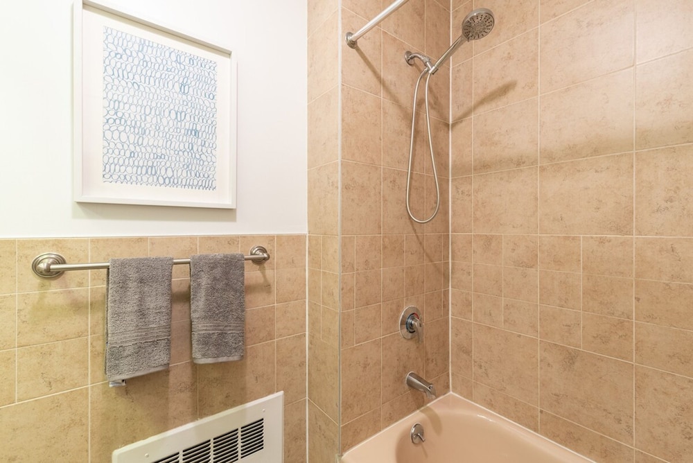 Cypress Court II by Rove Travel 1BR Harlem Apt