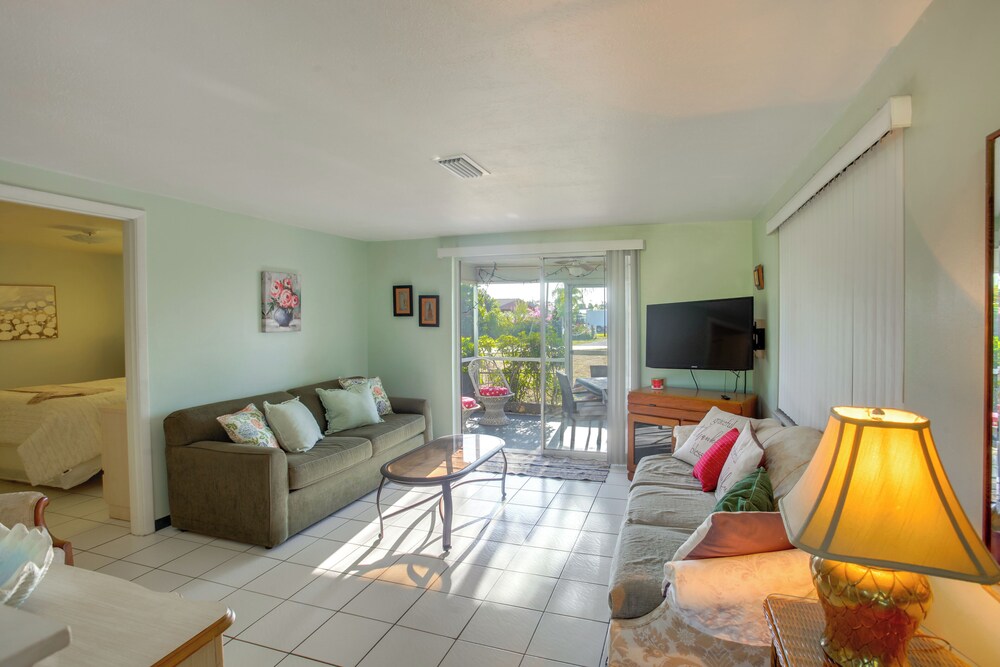 3 Mi to Beach! Sunny Englewood Retreat w/ Lanai