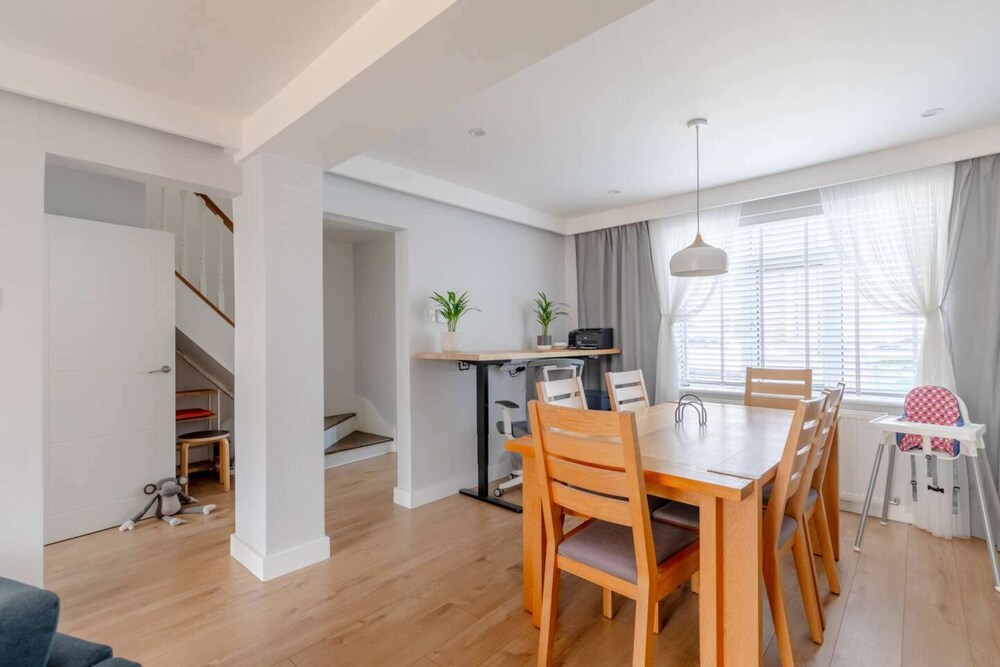 Modern & Spacious 3BD House - Canning Town