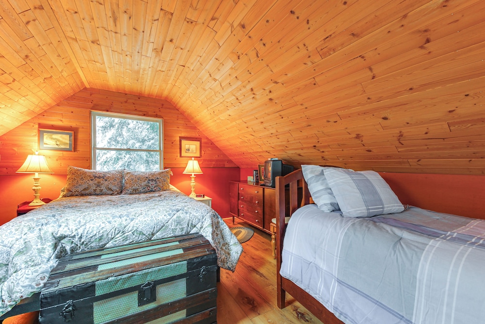 Cozy Ski Retreat! 3 Mi to Okemo Mtn Slopes
