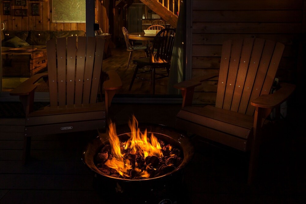 Journey's End On Fish Lake 2 Bedroom Home by NW Comfy Cabins by RedAwning view 5