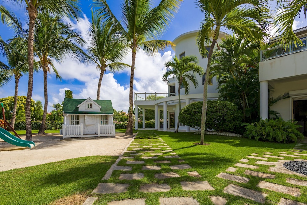 Villa Desiree 5BR Cocotal Luxury Villa Pool Maid