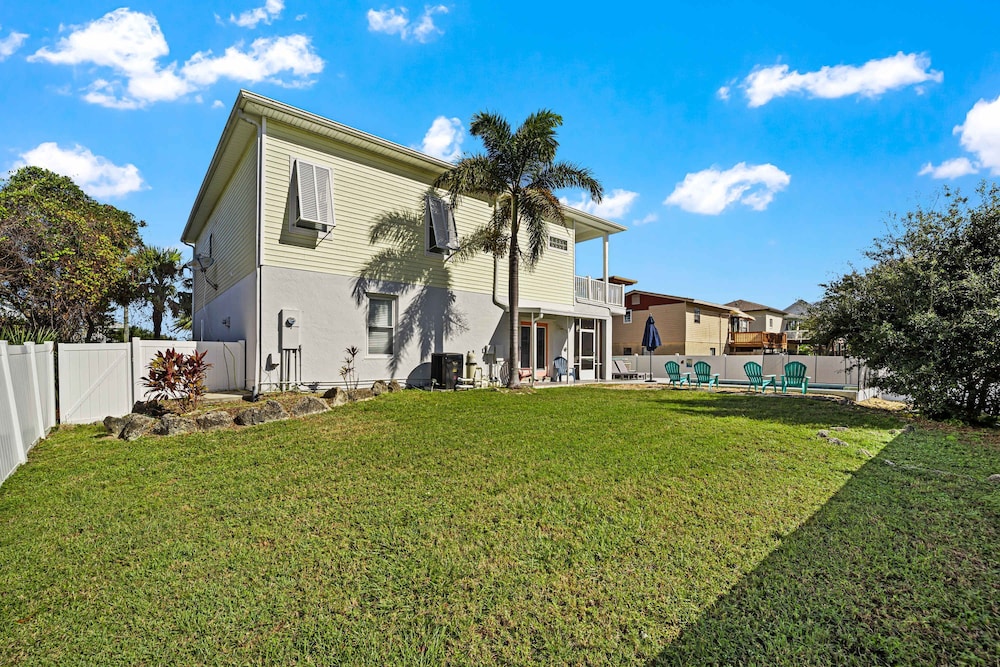 Perfect Beach House 2min Walk With Heated Pool and Hot Tub 4 bed 3 Bath With Pet Friendly