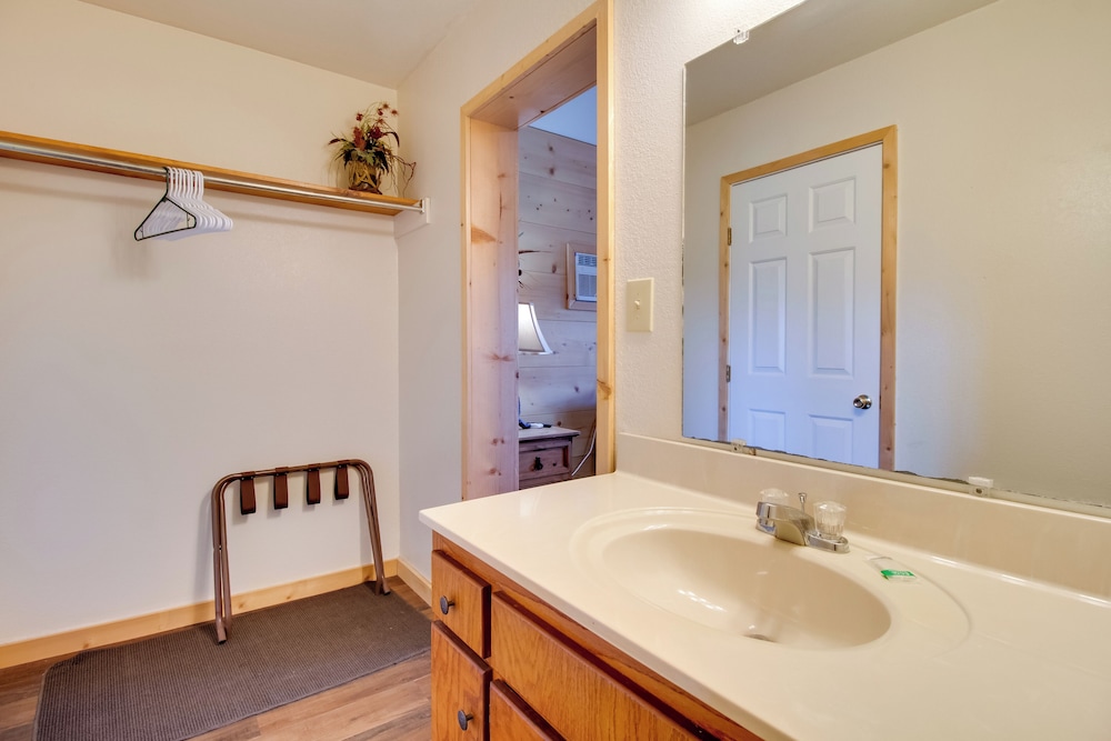 Cabin Getaway in Mountain View w/ Porch + Grill