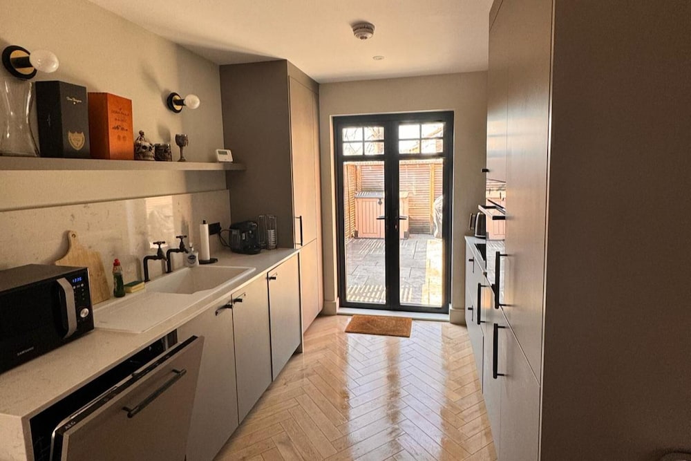 Thames Ditton Apt - Sleeps 6 - Garden & Bbq