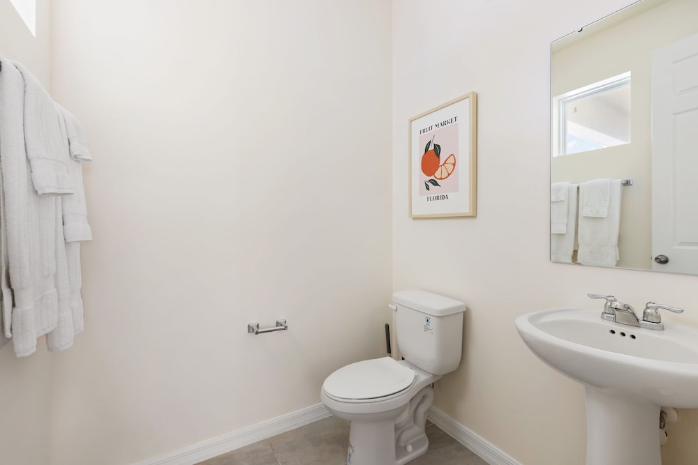 Coconut Breeze Resort Home Near Parks 25 Guests Located in Solara Resort