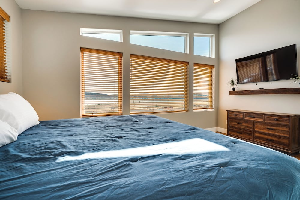 Hot Tub & Water Views: High-end Vantage Retreat