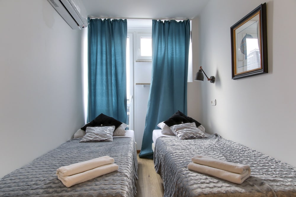UNIT Short Rent Apartment by Warsaw Metro Station