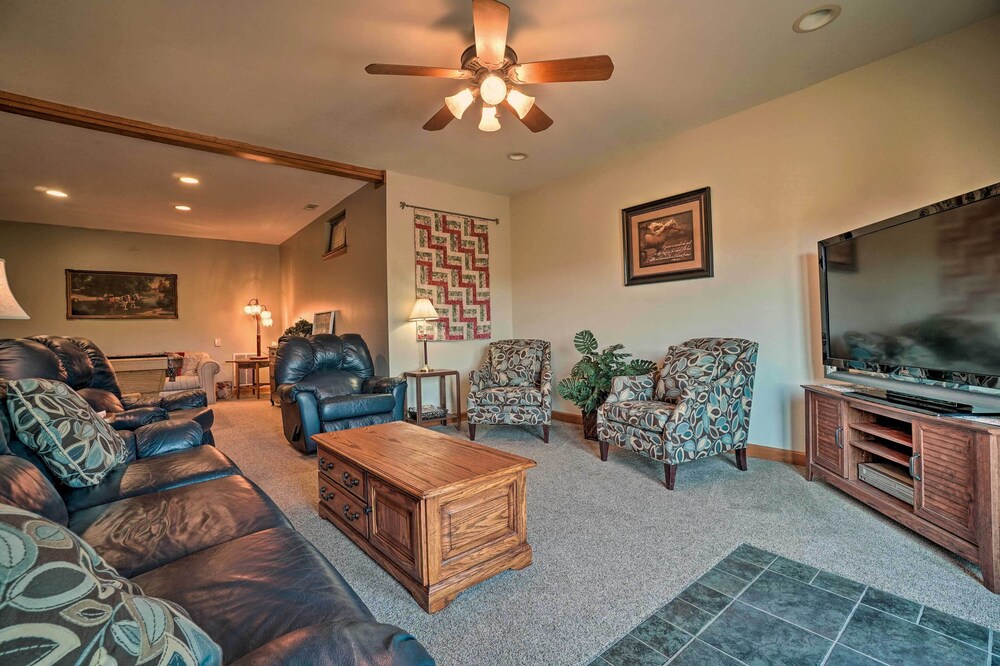 Hilltop Home w/ Panoramic Forest & Mountain Views!