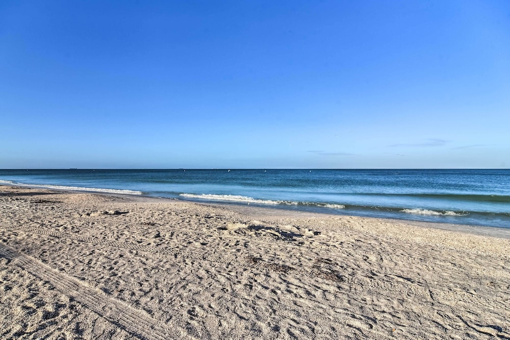 Bright Gulf Coast Escape - 8 Mi to Johns Pass! view 5