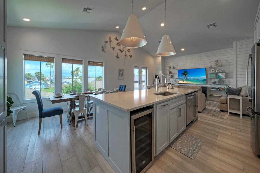 Luxury 4bdr Beach Retreat w/ Private Pool Walk to Dining + Shops Shore Thang