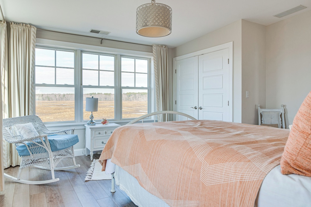 Walk to Rye Harbor State Park: Home w/ Ocean Views