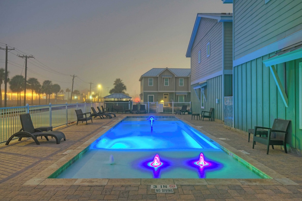 Villa La Isla Family Condo With Pool, Near Corpus Christi's Best Beaches & Dining