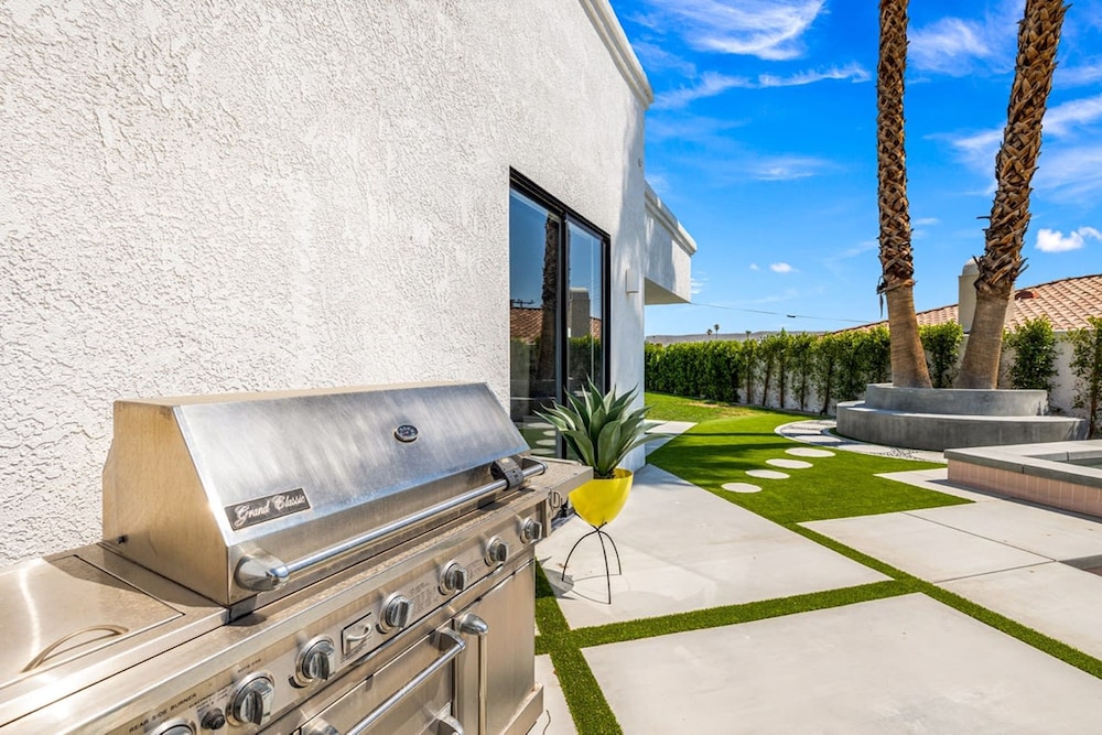 The Lighthouse- Monthly 4 bd 4 bth Pool Spa