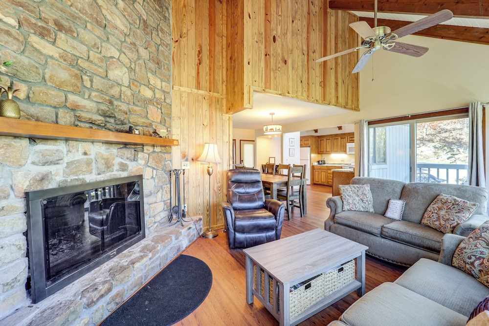 1/4 Mi to Skiing & Golf! Sugar Mountain Getaway