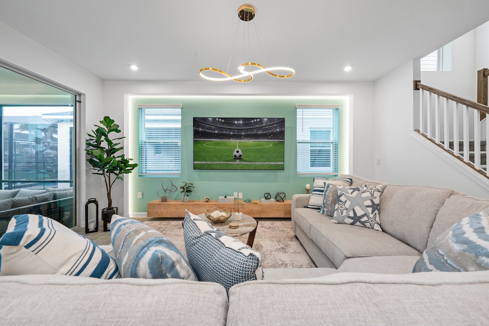 Light Welcoming Fun Resort Home Sleeps 20