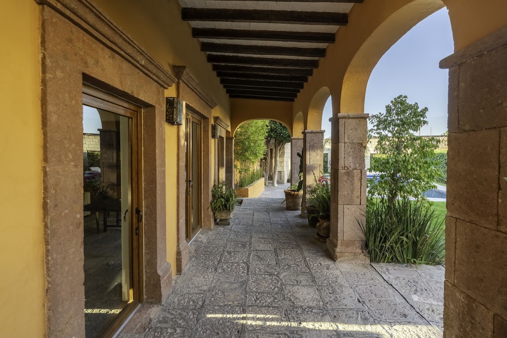 Angelic Centro 2BR with Pool view 3