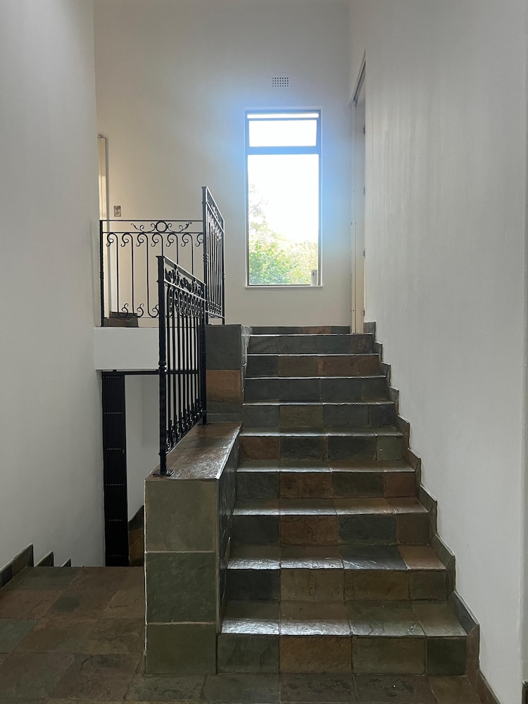 Bryanston Luxurious 4-Bed Villa