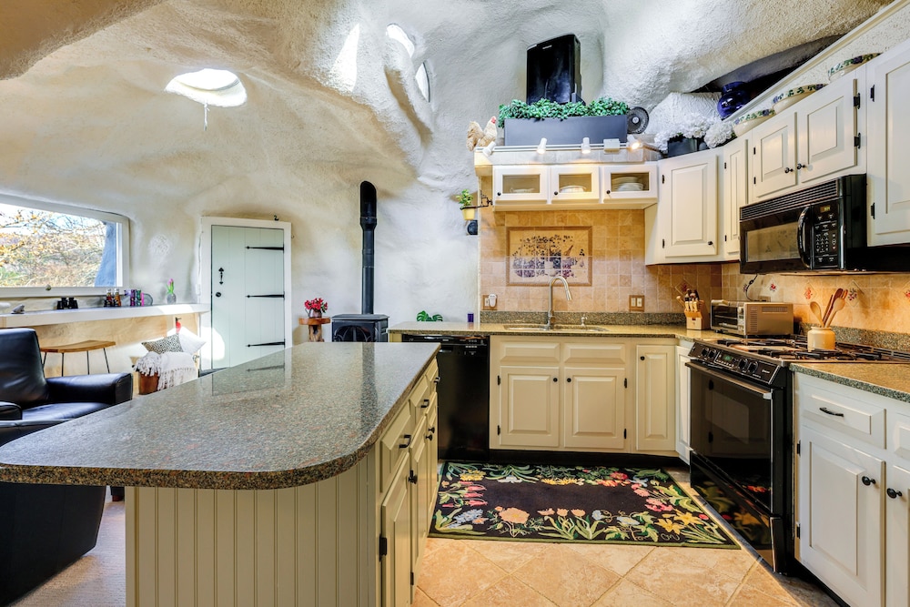 < 6 Mi to Arlington: 'whimsical Stone Abode!'
