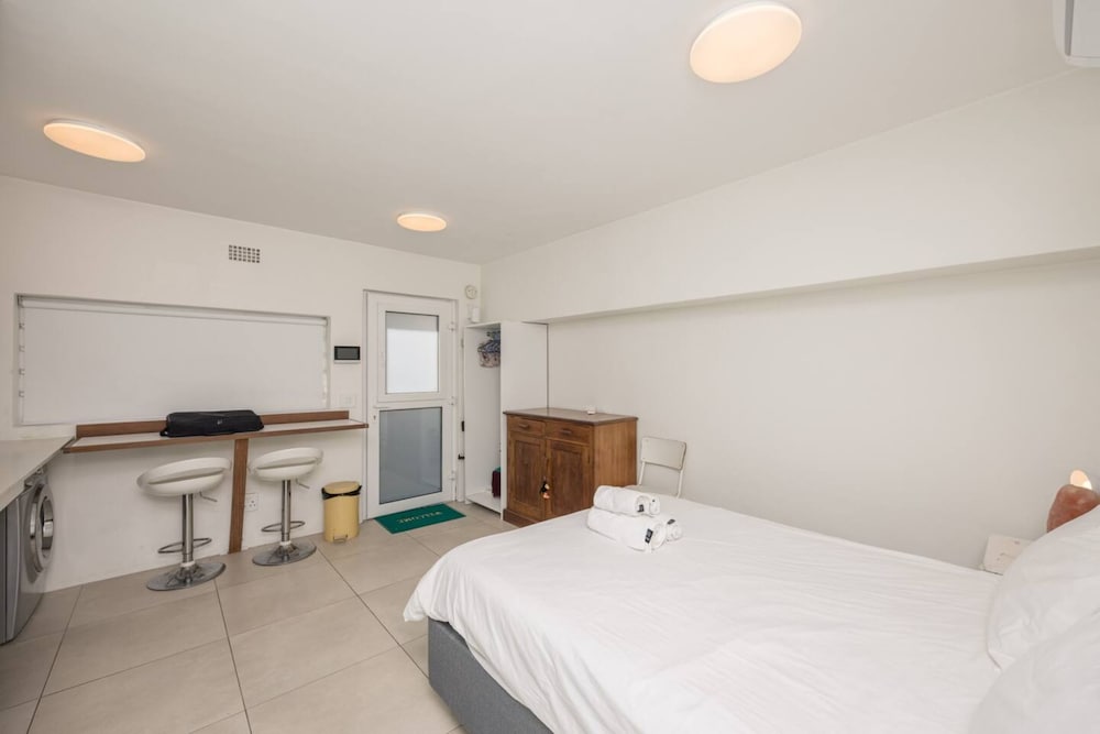 Bright and Adorable Studio in Vredehoek view 5