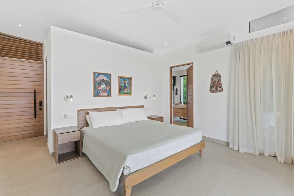 Luxurious Ultramodern Property with Private Suites, Infinity Pool, and Sweeping Ocean and Mountain Views